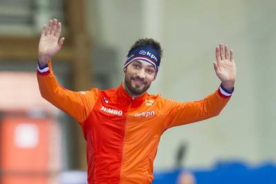 'Bloemen klopt Kramer, geheel oranje podium 1000 meter'