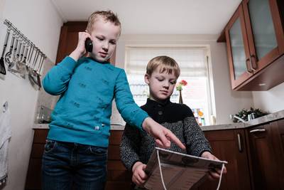 Daan (5) en Teun (7) redden oma Ans: ‘We hebben zo snel mogelijk 112 gebeld’