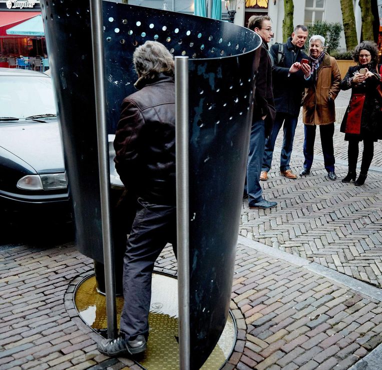 Na Boete Voor Wildplassende Geerte 23 Vrouwen Kom Urinoirplassen In Amsterdam Bizar Hln