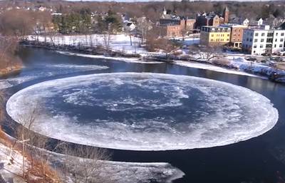Rivier schuurt ijsplak tot een indrukwekkende maan
