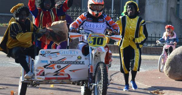 Motor met zijspan 'uit de bocht' bij intocht Sinterklaas Lith - BD.nl