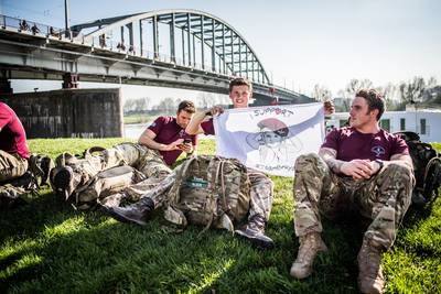 Britse militairen lopen naar Arnhem voor behandeling van zieke Breya (4)
