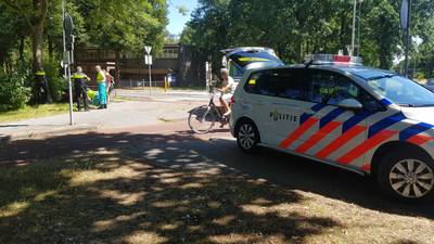Fietser naar ziekenhuis gebracht na botsing met auto op rotonde