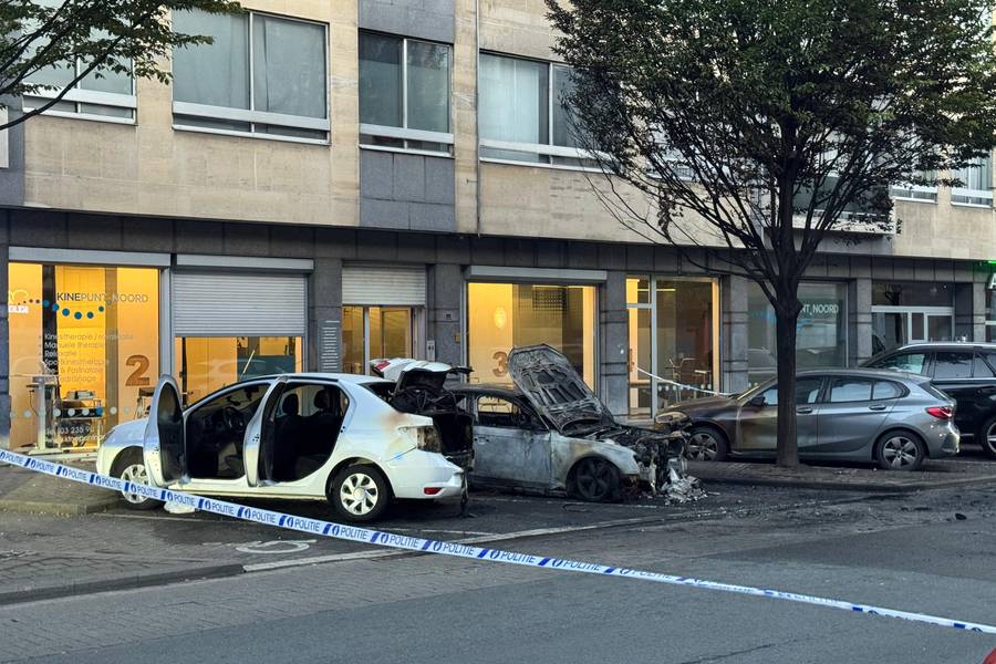 Drie wagens geraakten beschadigd door de brandstichting in de Pothoekstraat in Antwerpen. ©Marc De Roeck