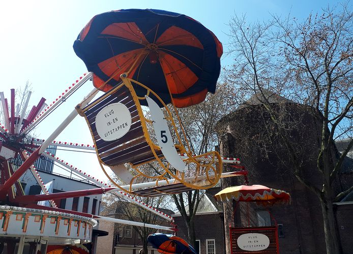 Opbouw van grootste nostalgische kermis van
