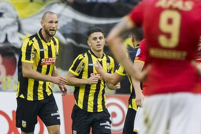 AZ-spits Weghorst velt Vitesse