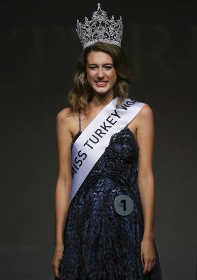 Miss Turkije verliest titel door tweet dag na verkiezing