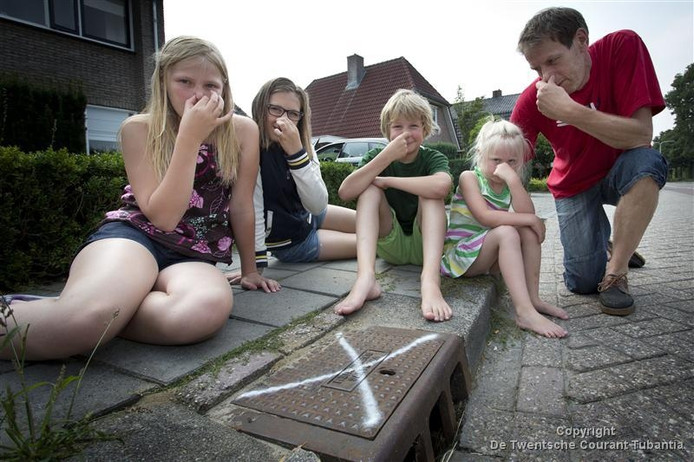 De bewoners van de Entersestraat zijn de stank in hun straat zat. Foto Rikkert Harink