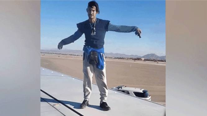 Man kruipt net voor opstijgen op vleugel van vliegtuig en veroorzaakt vier uur vertraging