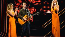 Prachtig! James Blunt in duet met Julia en Celester