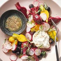 Bietensalade met blauwe bessen, radijs en burrata