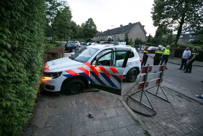 Auto ramt flank politiewagen: agent gewond