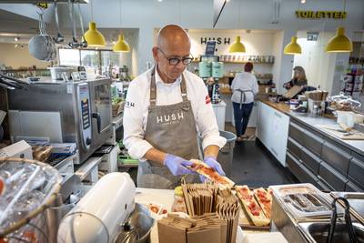 Edwin Riesmeijer, vaste waarde tussen al die passanten in Deurningen: ‘Mensen denken dat we alle tal