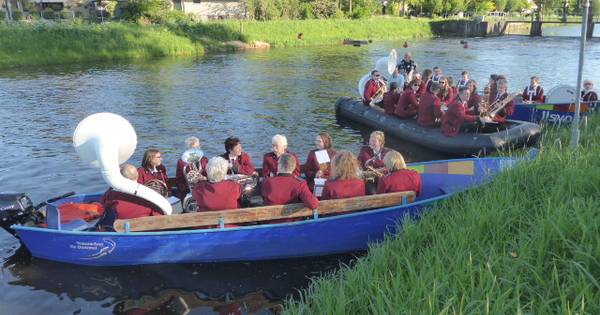 Willibrordus neemt spelend in boten de nieuwe haven van Esch in gebruik