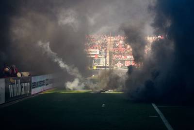 Vuurwerkbommen leggen duel tussen Twente en NAC tijdelijk stil
