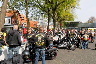 Molukse motorrijders in colonne naar Apeldoorn