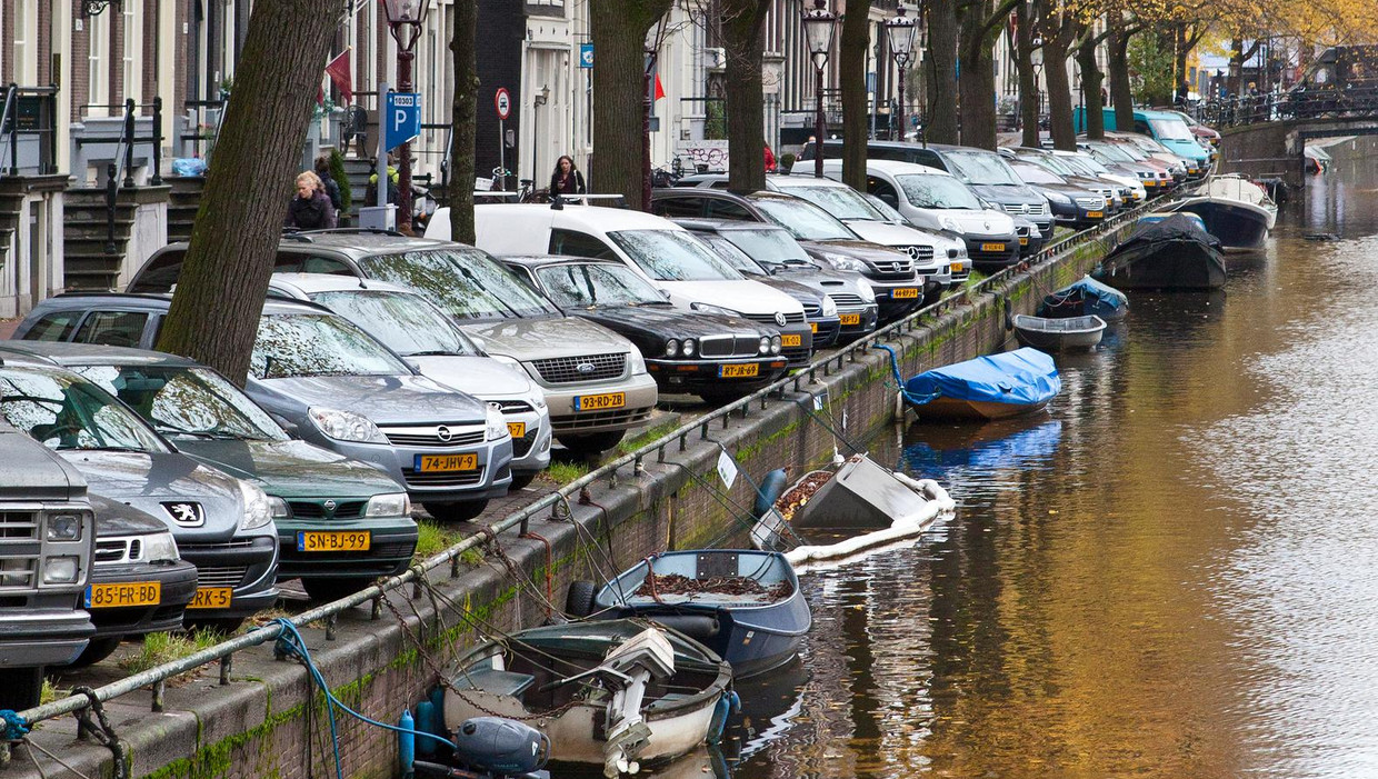 'In Amsterdam is een auto kopen goedkoper dan er een lenen' Het Parool