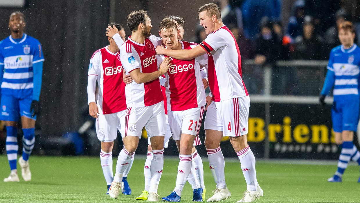 Slordig Ajax Wint In Zwolle Toch Met Ruime Cijfers Het Parool