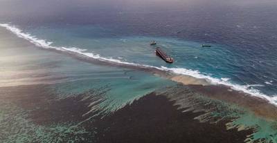 Marée noire à l'île Maurice: le bateau échoué menace de se briser