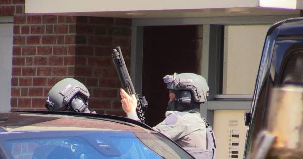 Arrestatieteam ingezet nadat verwarde man urenlang huisraad op straat gooit in Enschede.