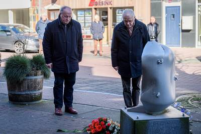 Toch bloemen bij oorlogsmonument in Goor bij sobere herdenking van bombardement