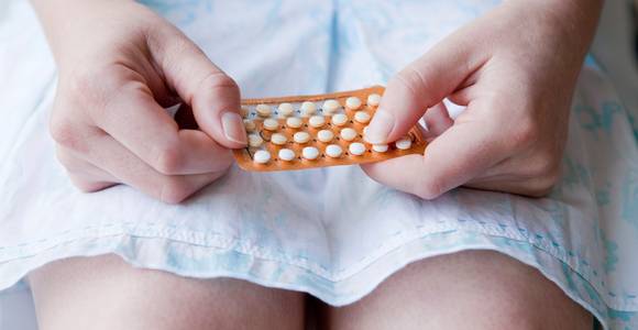 Risico op trombose is bij de pil hoger dan bij AstraZeneca. “En toch waarschuwen we vrouwen daar amper voor”