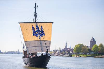 Maasbommel terug naar de middeleeuwen met kogge in de haven tijdens feestweekend