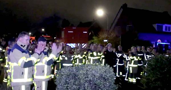 Apeldoornse brandweer brengt indrukwekkend eerbetoon aan doodzieke collega - De Gelderlander