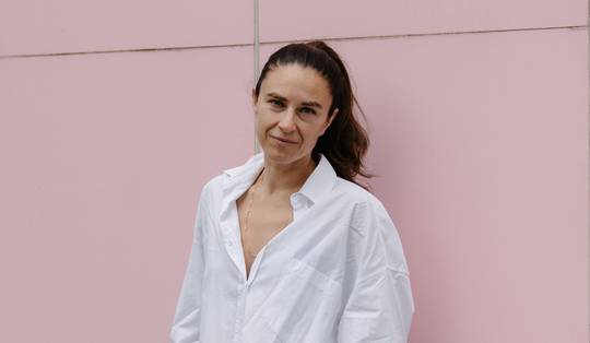 Actrice Natali Broods: ‘Ik heb vrouwelijk leiderschap gekend dat zeer toxisch en manipulatief was’