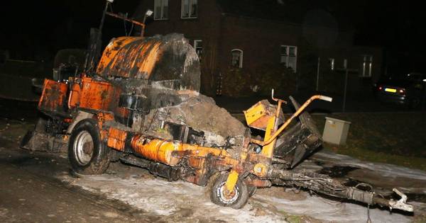 Aanhanger van wegwerkers in brand tijdens werkzaamheden tussen Ammerzoden en Well - BD.nl