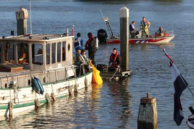 Boot bij Rhenen begint plotseling te zinken, brandweer doet onderzoek