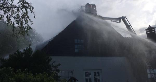 Grote brand in rieten kap van woning in Willemstad