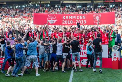 Fan raakt vinger kwijt bij veldbestorming Grolsch Veste