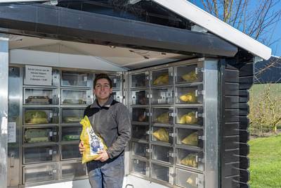 Geert verkoopt geen kroketten maar verse eieren en aardappelen uit de muur