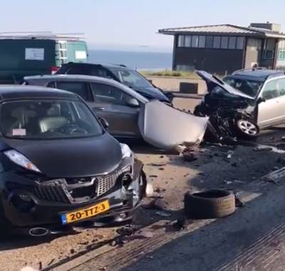 Maserati laat weinig heel van geparkeerde auto's op boulevard Zandvoort