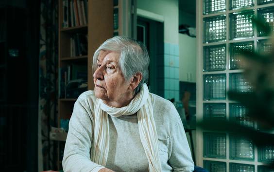 90-jarige huisvest migranten: “Zoals mijn ouders dat deden met Joden”