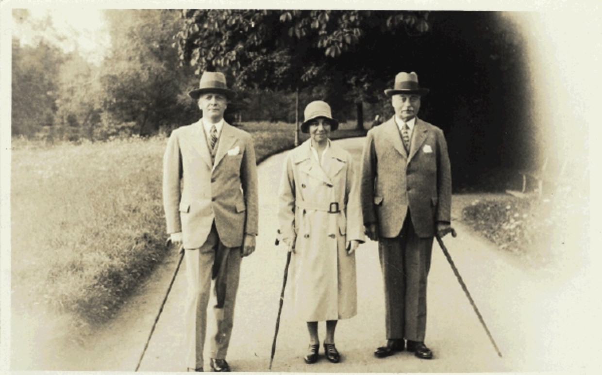  S. van Deventer, Helene Kröller-Müller and Anton Kröller in a park