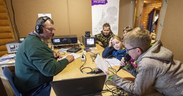 Landelijk zendstation scouting in Neede: 'Dit is de magie van de radio' - Tubantia