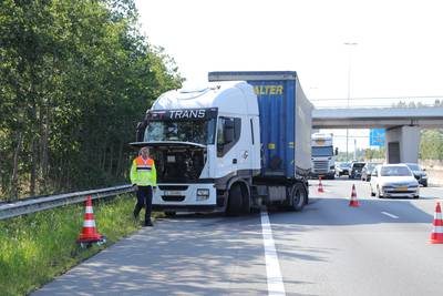 File door vrachtwagen met vastgelopen remmen op A12 bij Ede