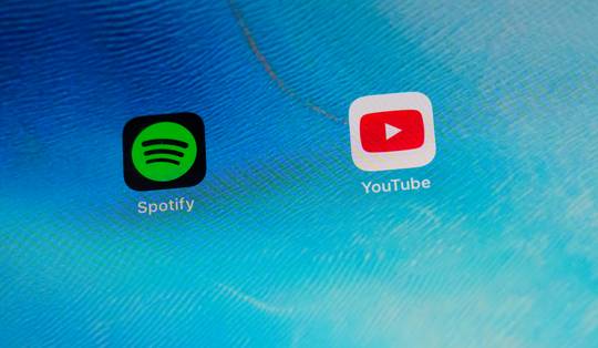 Spotify en YouTube jagen nu zelf op AI-rommel op hun platformen: ‘Het is een kat-en-muisspel’