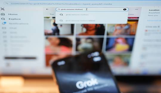 ‘Zonder toestemming digitaal uitgekleed’: Elon Musks deepfake-generator gaat onderliggend over Europa tegen de VS