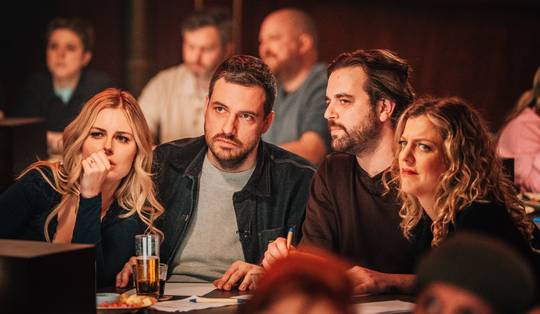 Als een vervangleerkracht zonder autoriteit: ‘De krokusquiz’ is allesbehalve een doordeweekse feitenstrijd