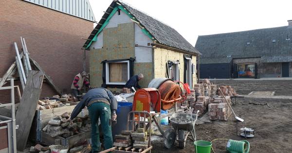 Klompenhuisje en bakhuisje in achtertuin Liempdsen Herd | Meierij - BD.nl