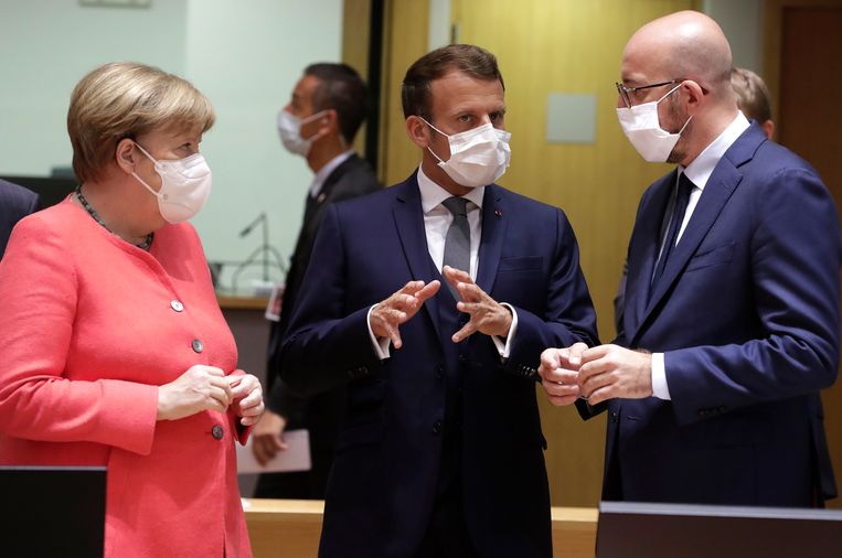 De Duitse bondskanselier Angela Merkel en de Franse president Emmanuel Macron in gesprek met EU-president Charles Michel (rechts). 