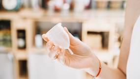 1 op de 8 meisjes kan zich geen menstruatieproducten veroorloven. Mutualiteit deelt gratis menstruatiecups uit 