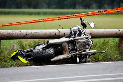 Vragen bij houten vangrail na fataal motorongeluk: ‘Ze zijn gewoon van ijzer’