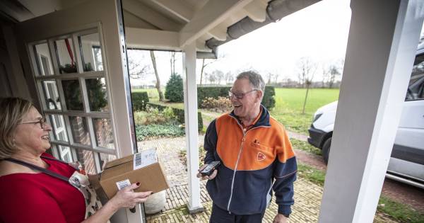 Postbezorger geniet van drukke dagen: 'Als ik bij het depot wegrijd, begint het feestje' - AD.nl