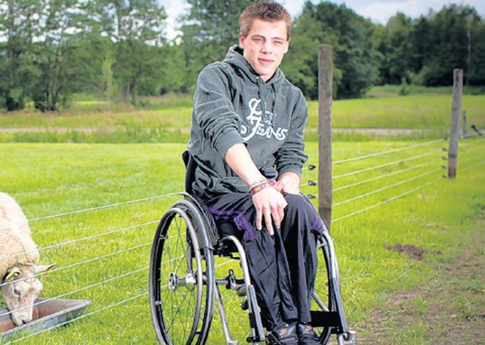 Verlamd Door Glijbaan In Zwembad Binnenland Ad Nl