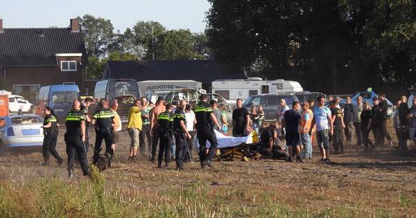 Ooggetuigen beschrijven chaos bij Autocross Leende: 'Je zag mensen door de lucht vliegen' - Eindhove