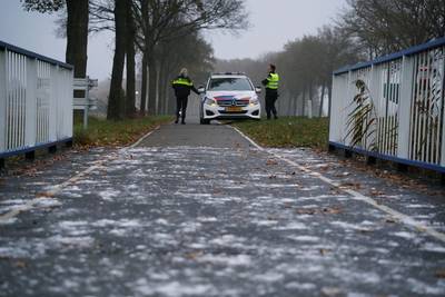Fietser naar ziekenhuis na val op spekgladde brug in Etten